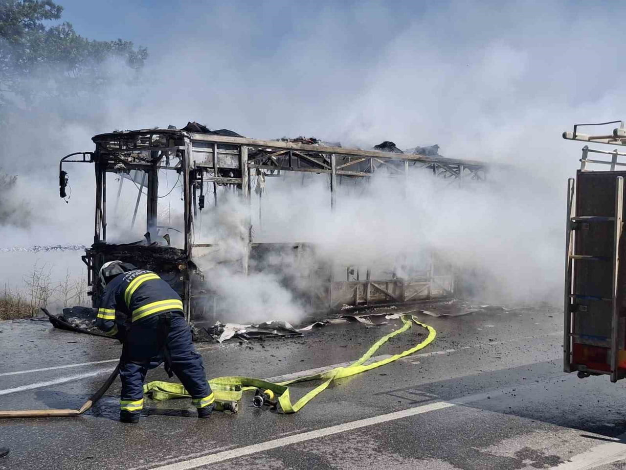 ESKİŞEHİR'DE SEYİR HALİNDEYKEN MOTOR KISMINDAN ALEV ALAN BELEDİYE OTOBÜSÜ YANARAK KULLANILAMAZ...