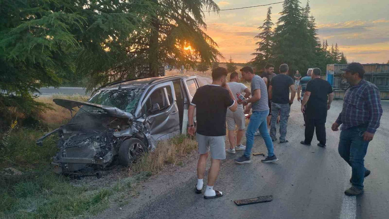 ESKİŞEHİR'DE SEYİTGAZİ YOLU ÜZERİNDEKİ JANDARMA SORUMLULUK BÖLGESİNDE HAFİF TİCARİ ARAÇ İLE...