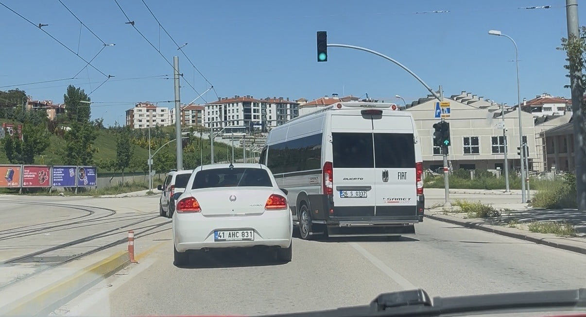 ESKİŞEHİR'DE ŞOFÖRÜNÜN BİR OTOMOBİLİN ÜZERİNE SÜRDÜĞÜ SERVİSİN PLAKASINA 10 BİN TL CEZA...