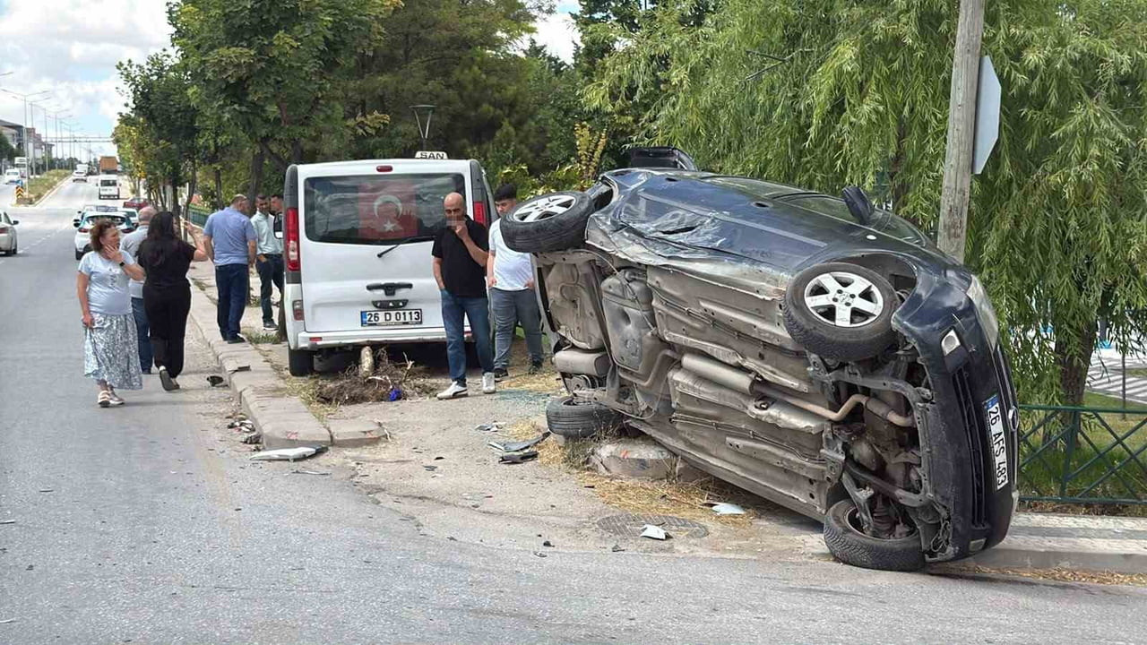 ESKİŞEHİR'DE SOKAĞA DÖNMEK İÇİN MANEVRA YAPAN OTOMOBİLE BİR DOLMUŞUN ÇARPMASI SONUCU MEYDANA GELEN...
