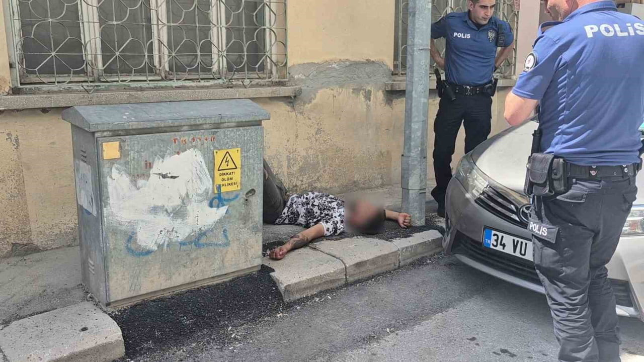 ESKİŞEHİR'DE SOKAK ORTASINDA ELİNDE SİLAHLA VE UYUŞTURUCU MADDE ETKİSİNDE OLDUĞU İDDİA EDİLEN...