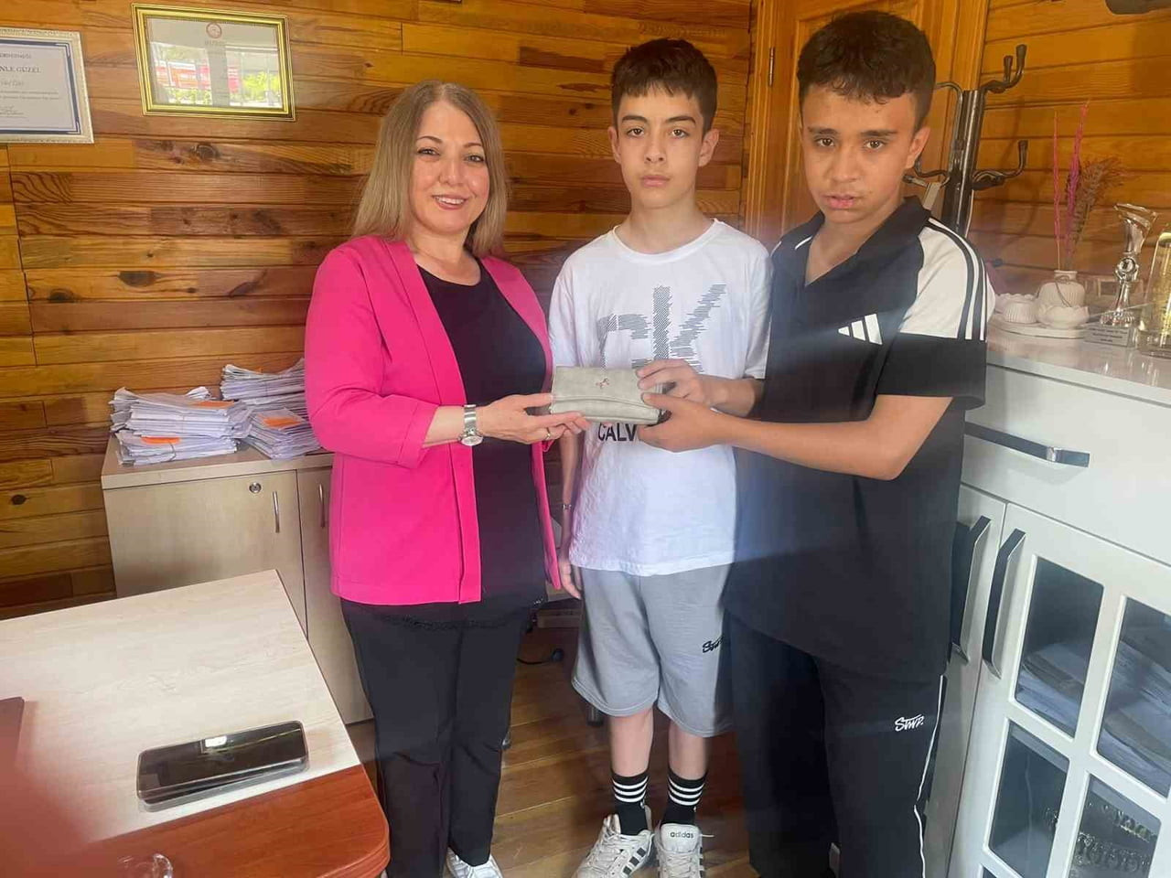 ESKİŞEHİR'DE SOKAKTA YÜRÜRKEN YERDE CÜZDAN BULAN İKİ ÇOCUK, CÜZDANI EMEK MAHALLESİ MUHTARINA...