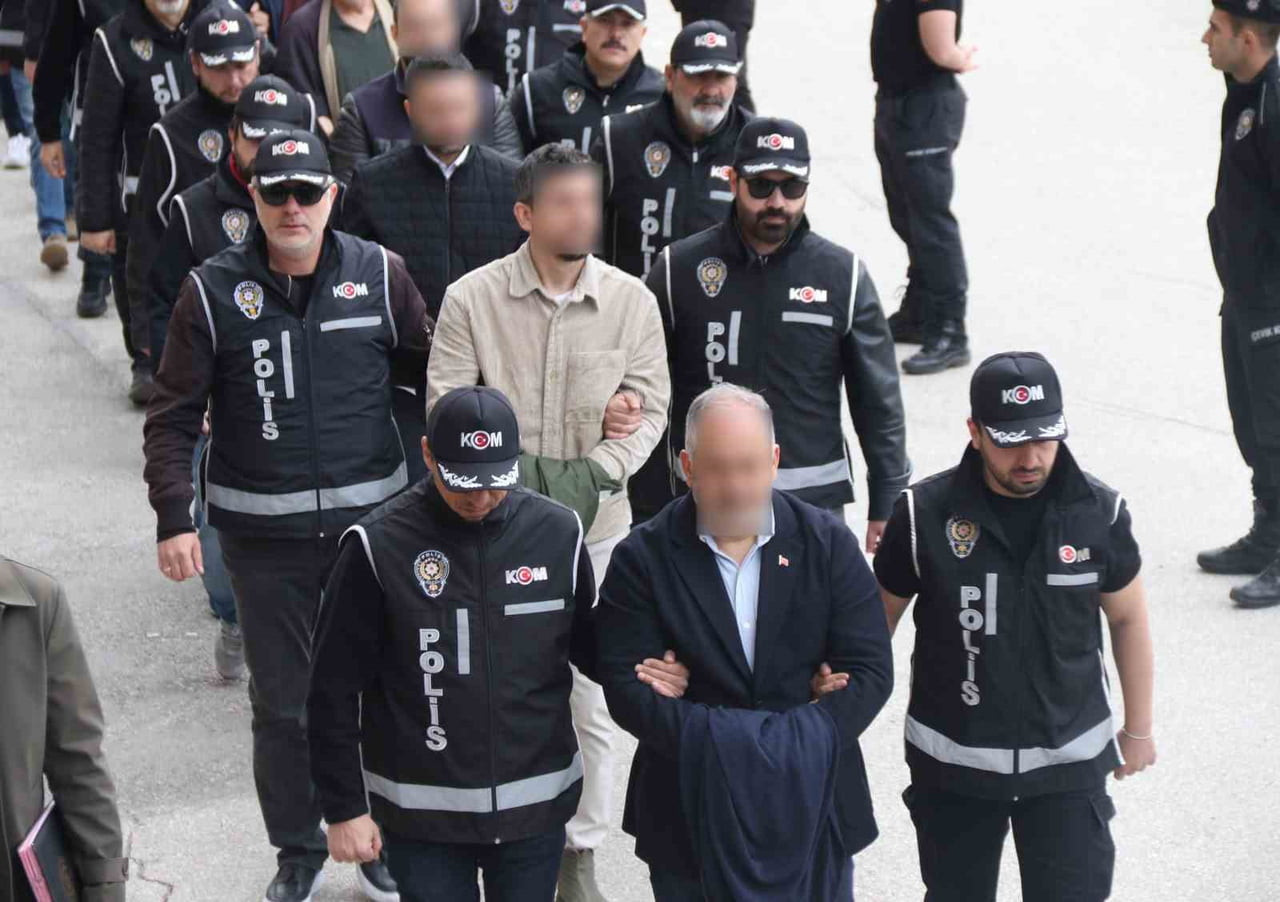 ESKİŞEHİR'DE TEPEBAŞI BELEDİYESİ'NE YÖNELİK YAPILAN OPERASYONDA 25 ŞÜPHELİ ADLİYEYE SEVK...