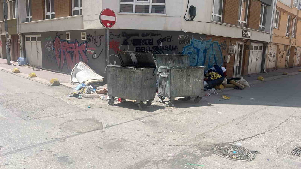 ESKİŞEHİR'DE TEPEBAŞI BELEDİYESİ'NİN KONTROLÜNDE OLAN ESKİBAĞLAR MAHALLESİ'NDE SOKAKLAR ÇÖPE...