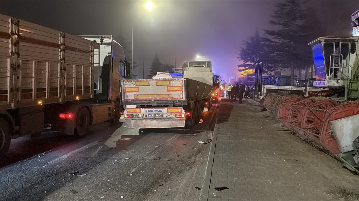 Eskişehir'de tır ile servis minibüsünün çarpıştığı kazada 9 kişi yaralandı.