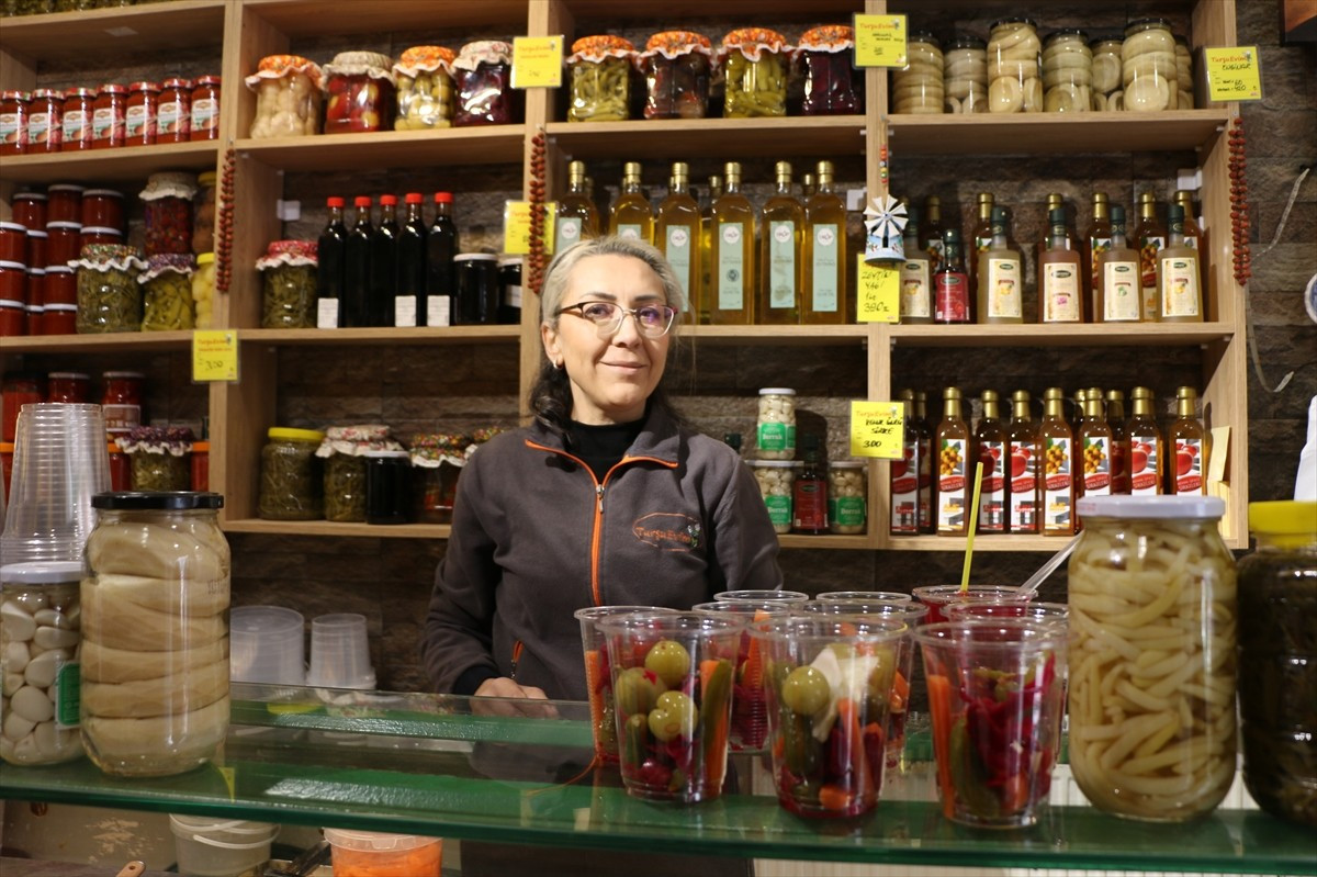 Eskişehir'de turşu dükkanı işleterek geçimlerini sağlayan Şenay-Çağlar Balkandere çiftinin...