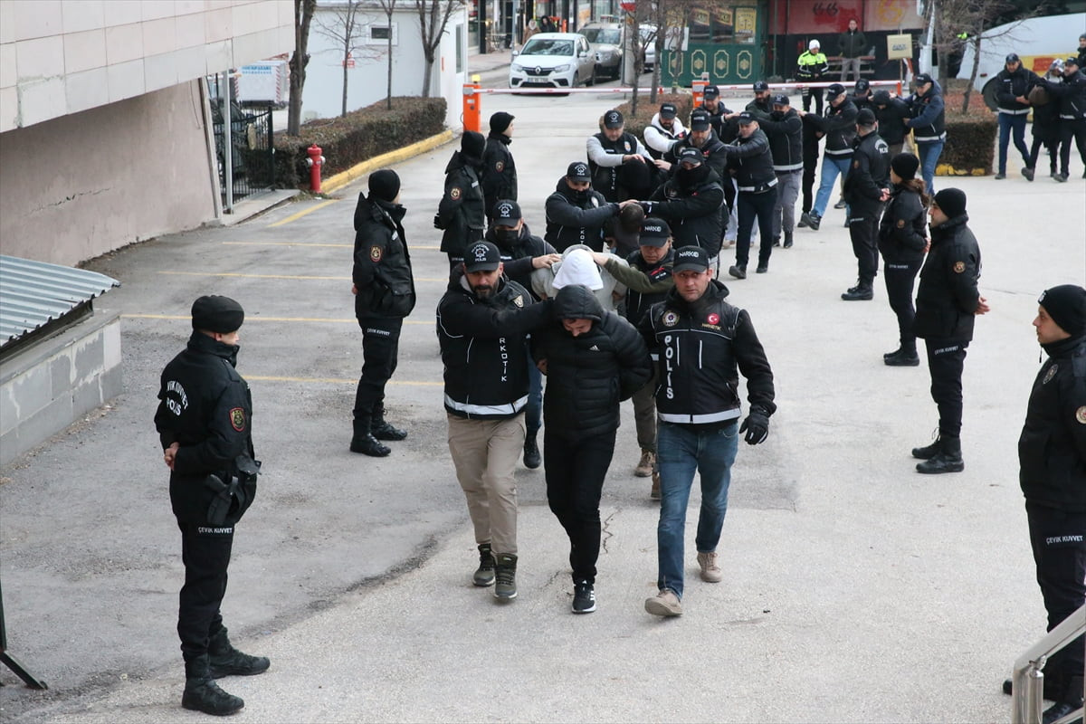 Eskişehir'de uyuşturucu operasyonunda gözaltına alınan 15 şüpheliden 7'si tutuklandı.