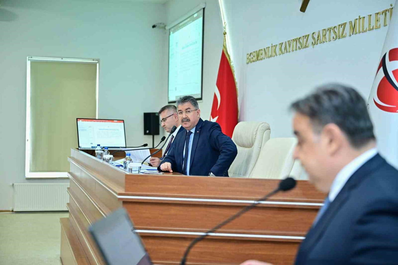ESKİŞEHİR'DE VALİ DR. ERDİNÇ YILMAZ BAŞKANLIĞINDA TOPLANAN İL HAYVAN KORUMA KURULU, KENT GENELİNDE...