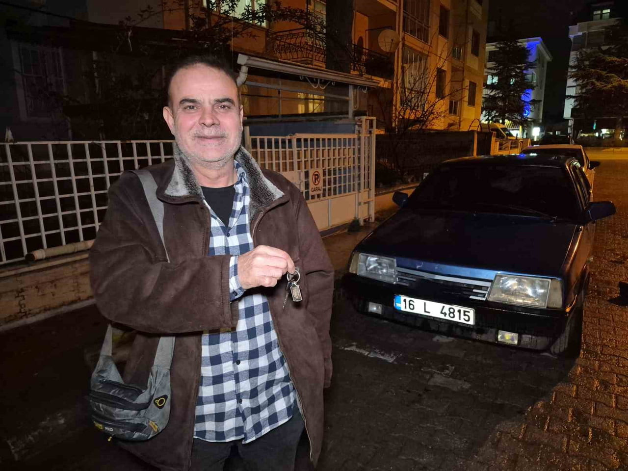 ESKİŞEHİR'DE VATANDAŞIN ANAHTARINI KONTAKTA UNUTTUĞU OTOMOBİLİN KAPILARI KENDİLİĞİNDEN KİLİTLENDİ....