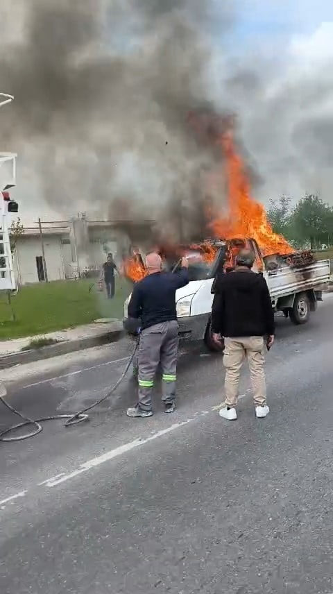 ESKİŞEHİR'DE YANAN TÜP TAŞIMA KAMYONETİNE İLK MÜDAHALEYİ O SIRADA ŞANS ESERİ YOLDAN GEÇEN BETON...