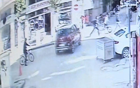 ESKİŞEHİR'DE YAYA KALDIRIMINDA YÜRÜRKEN TERS YÖNDEN GELEN OTOMOBİLİN ALTINDA KALARAK HAYATINI...