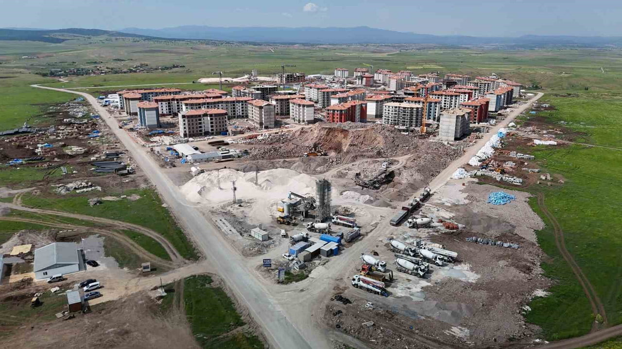 ESKİŞEHİR'İN AŞAĞI ÇAĞLAN MAHALLESİ'NDE TOPLU KONUT İDARESİ BAŞKANLIĞI (TOKİ) TARAFINDAN KONUT...