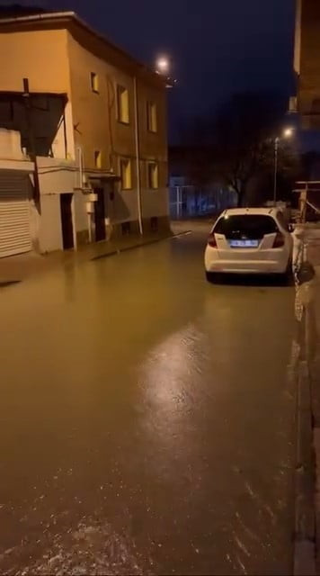 ESKİŞEHİR'İN BÜYÜKDERE MAHALLESİ'NDE SAĞANAK YAĞIŞIN ARDINDAN SOKAKLARIN SU İLE KAPLANMASI...