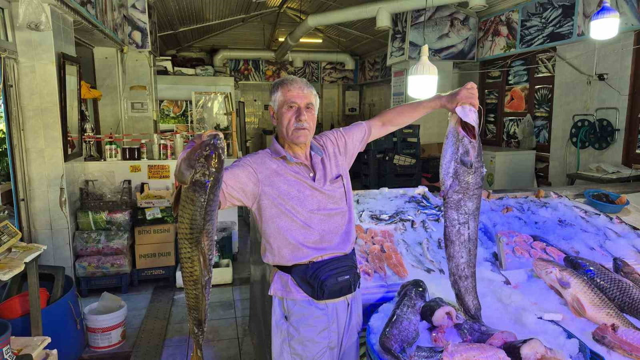 ESKİŞEHİR'İN EN ESKİ ÇARŞISI ÇUKUR ÇARŞI'DA 1976 YILINDAN BU YANA ESNAF OLAN 73 YAŞINDAKİ BATTAL...