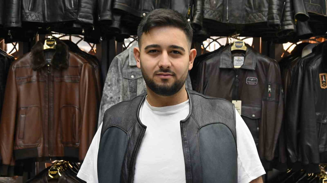 ESKİŞEHİR'İN EN GENÇ DERİ USTALARINDAN BİRİ OLAN MELİH GARİP, 7 YAŞINDA BABASININ YANINDA ADIM...