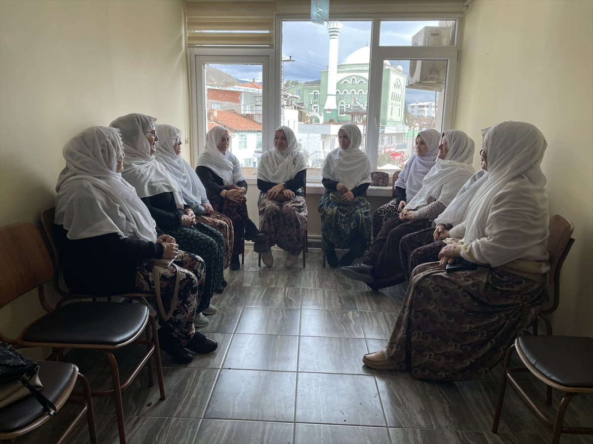 Eskişehir'in Mihalgazi ilçesinde yaşayan kadınlar, yöresel kıyafetleri nedeniyle sosyal medyada...