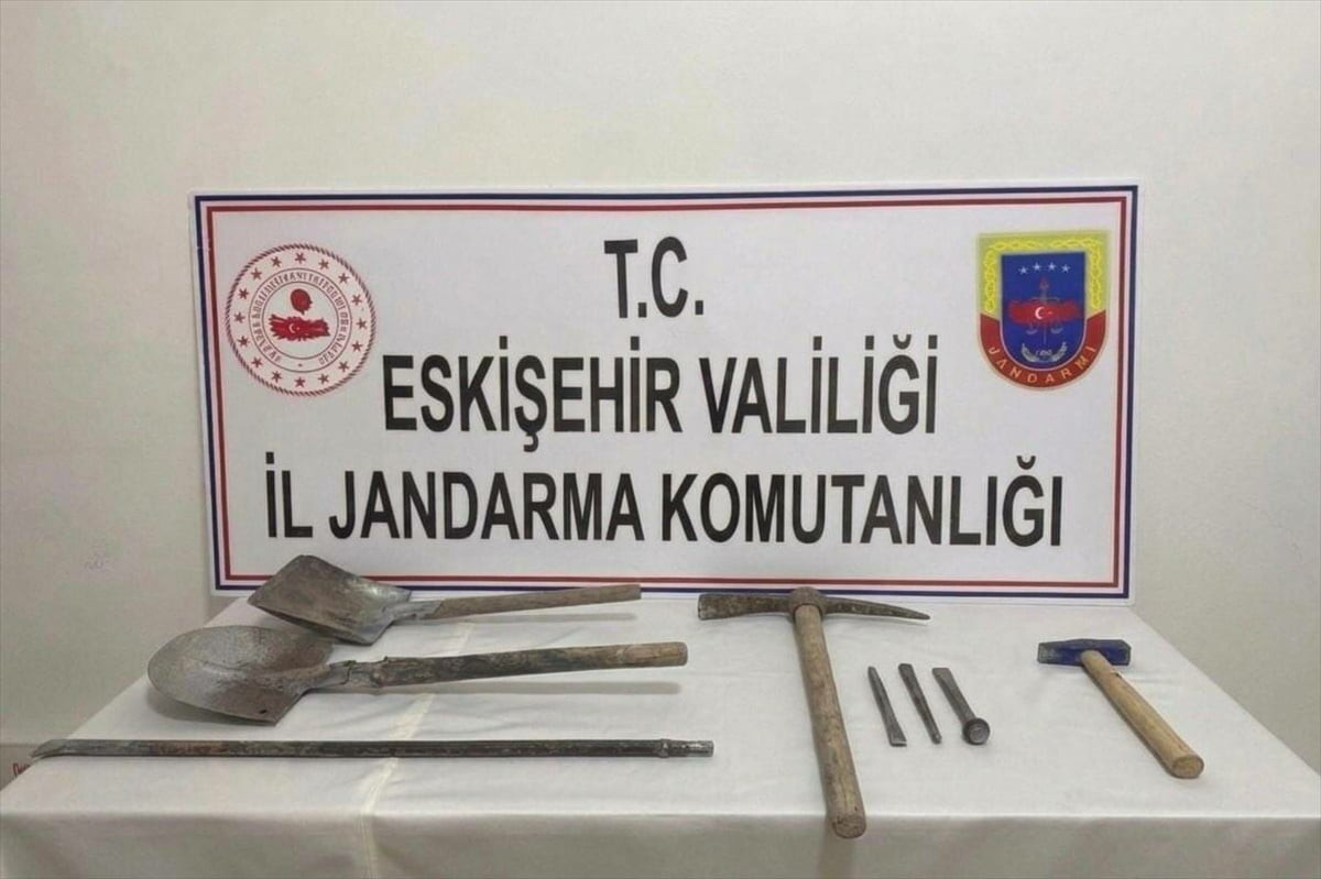 Eskişehir'in Mihalıççık ilçesinde kaçak kazı yaptıkları tespit edilen 3 kişi, jandarma ekiplerince...