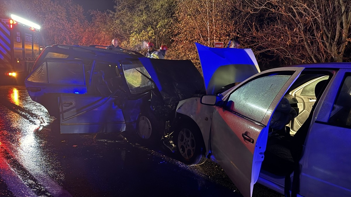 Eskişehir'in Odunpazarı ilçesinde 2 otomobilin karıştığı kazada 1'i ağır 9 kişi...