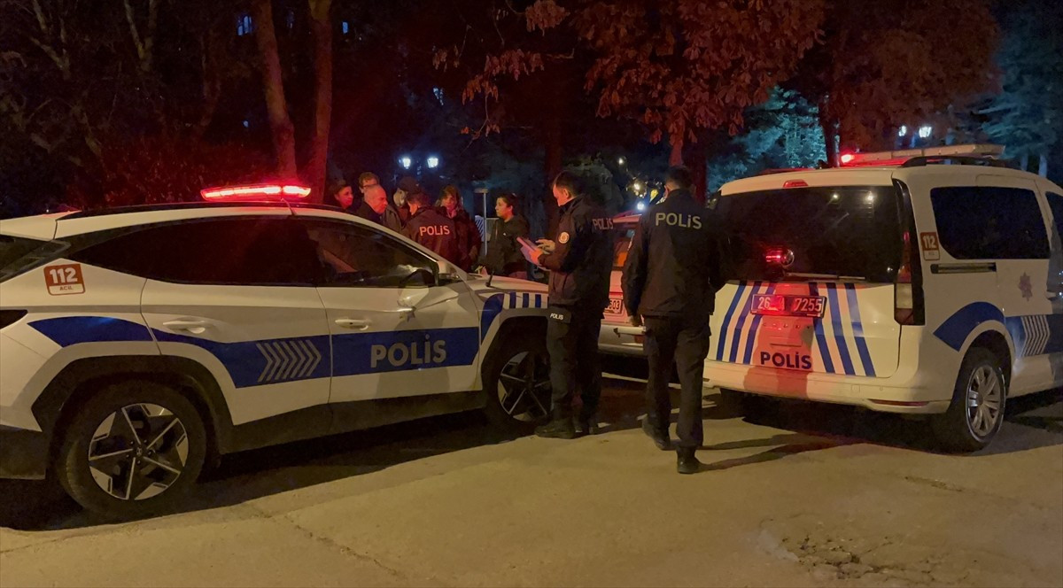 Eskişehir'in Odunpazarı ilçesinde bir kişi evinde ölü bulundu. Olay yerine polis ekipleri sevk...