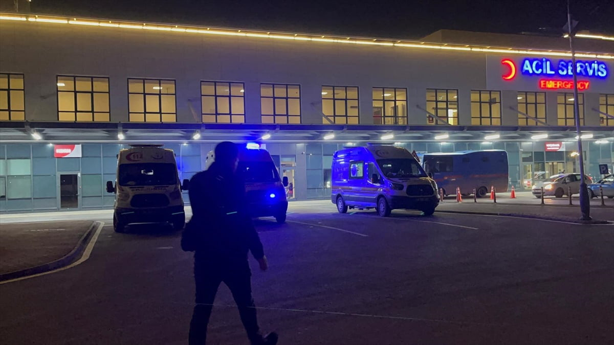 Eskişehir'in Odunpazarı ilçesinde çıkan kavgada 17 yaşındaki çocuk bıçakla yaralandı, babası...