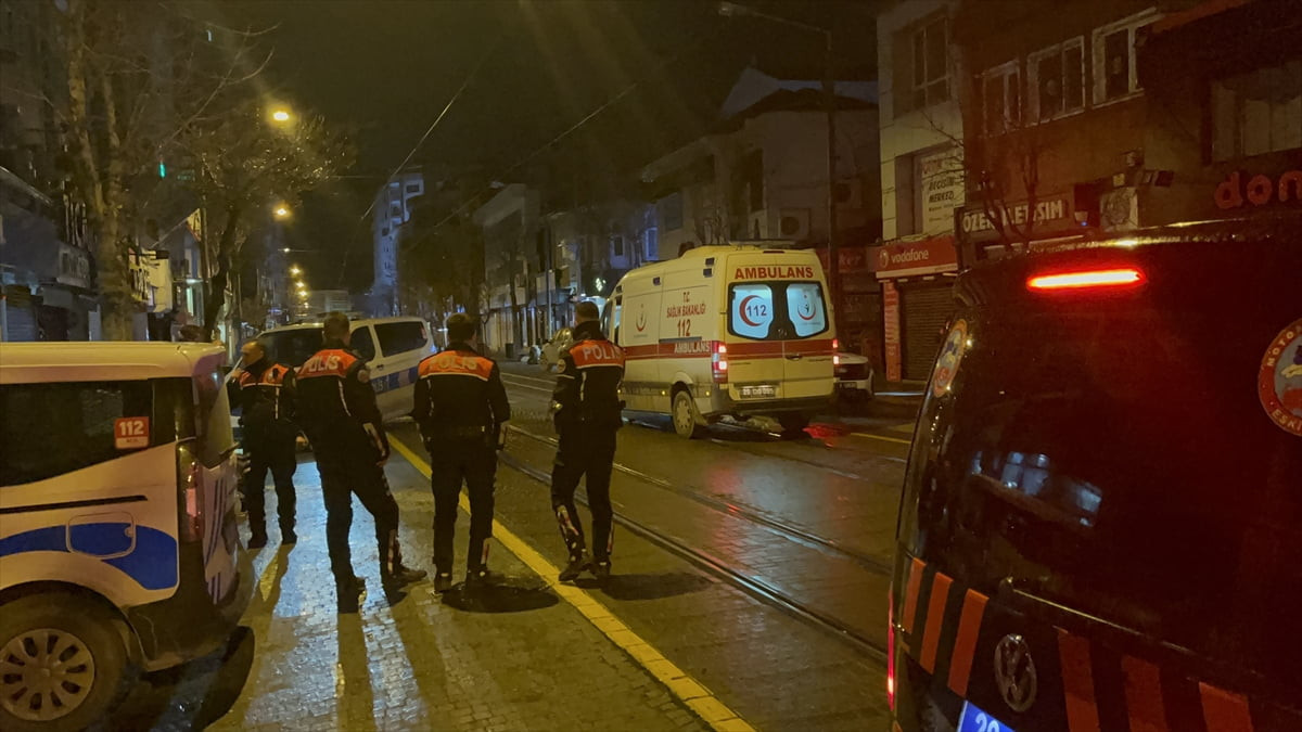 Eskişehir'in Odunpazarı ilçesinde çıkan silahlı kavgada 1 kişi yaralandı.