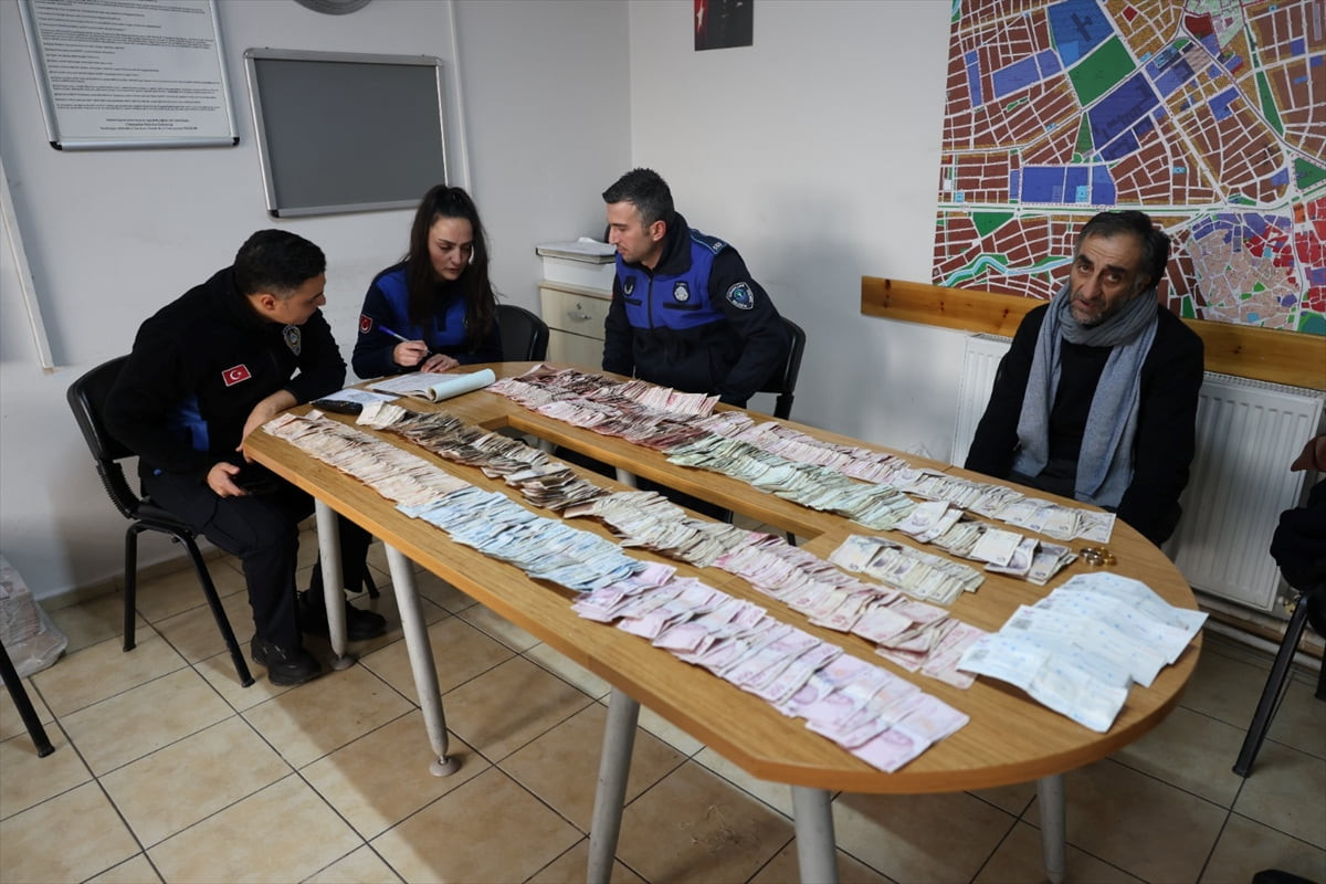 Eskişehir'in Odunpazarı ilçesinde dilencilik yaparken zabıta ekiplerince yakalanan bir kişinin...