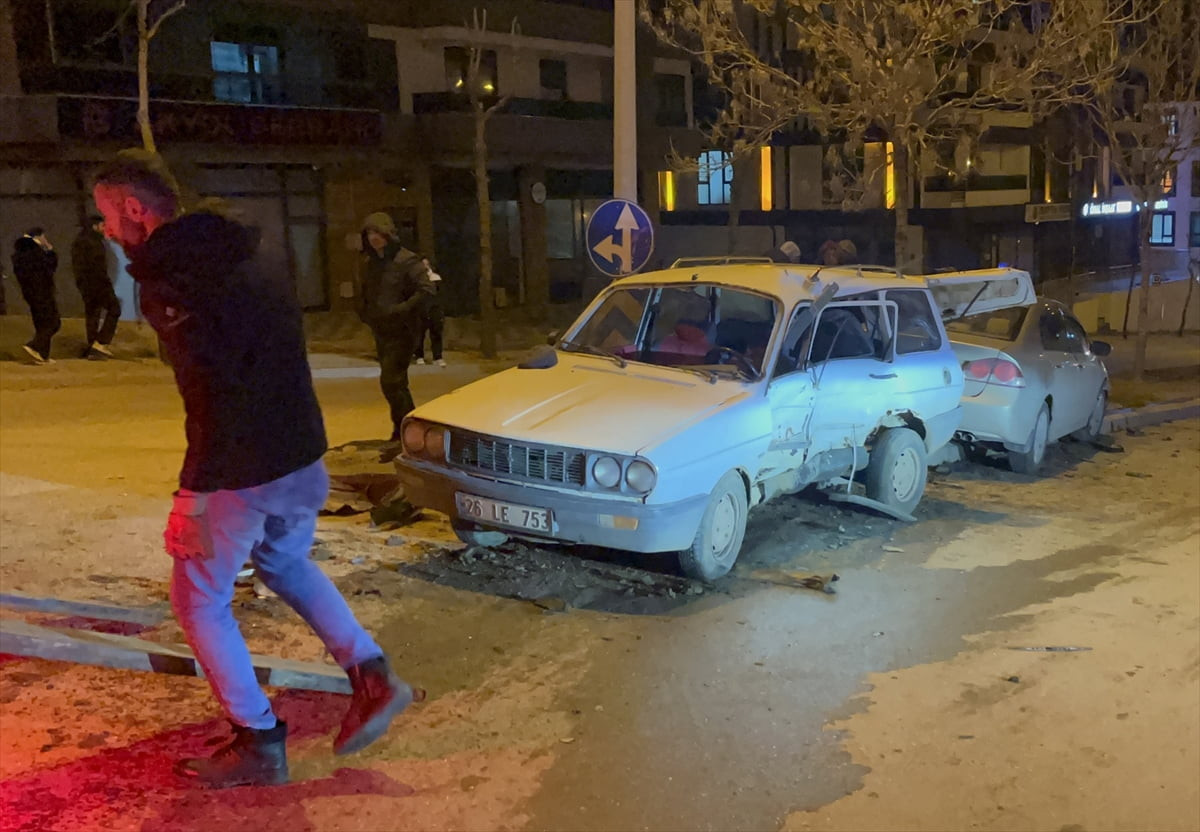 Eskişehir'in Odunpazarı ilçesinde iki otomobilin çarpışması sonucu 4 kişi yaralandı.