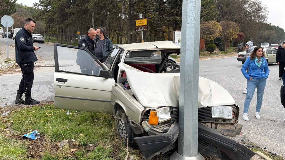 Eskişehir'in Odunpazarı ilçesinde, iki otomobilin kavşakta çarpışması sonucu 2 kişi...