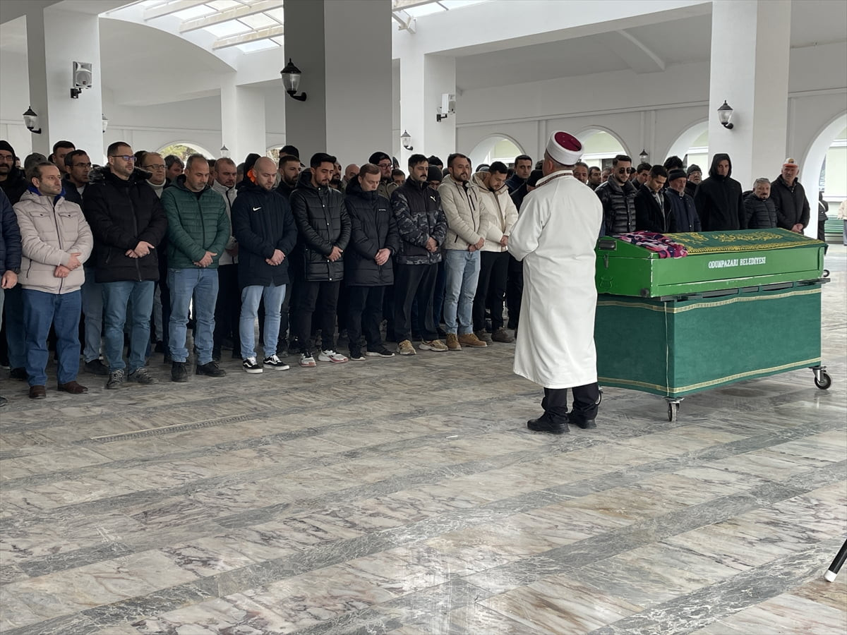 Eskişehir'in Odunpazarı ilçesinde otomobilin çarpması sonucu hayatını kaybeden 3 kişiden 2'sinin...