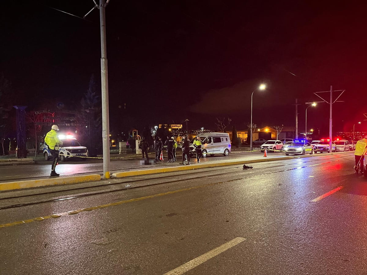 Eskişehir'in Odunpazarı ilçesinde otomobilin çarptığı 3 yaya yaşamını yitirdi. Diğer sürücülerin...