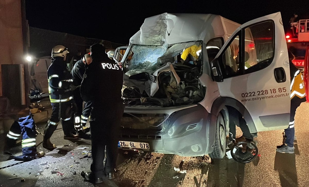 Eskişehir'in Odunpazarı ilçesinde, park halindeki tıra arkadan çarpan minibüsteki 2 kişi ağır...