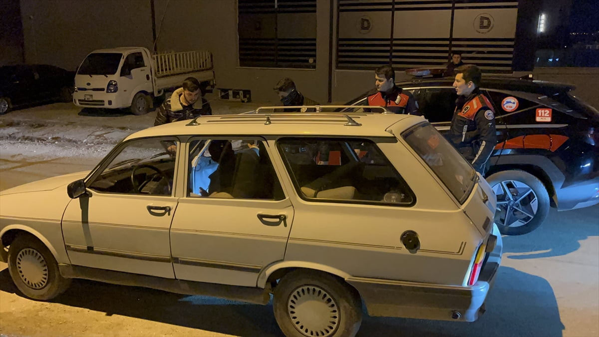 Eskişehir'in Odunpazarı ilçesinde polisin "dur" ihtarına uymayarak kaçan ve kovalamaca sonucunda...