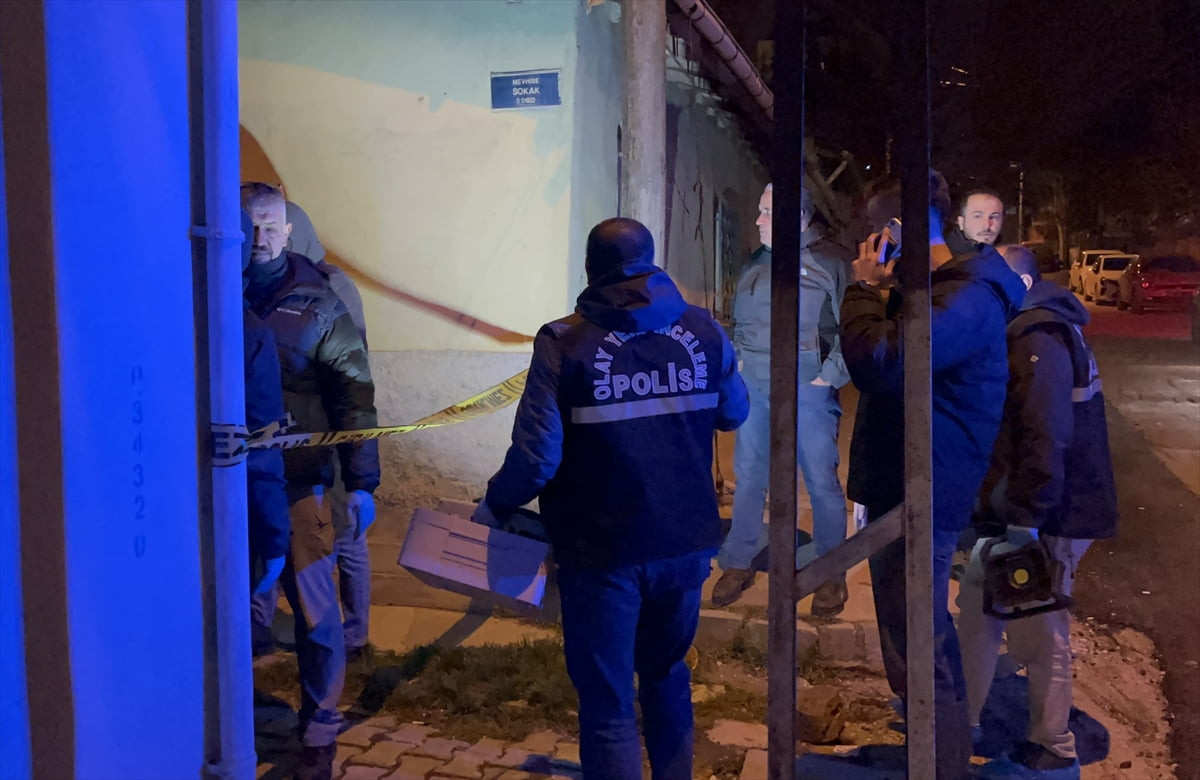 Eskişehir'in Odunpazarı ilçesinde, tartıştığı arkadaşı tarafından bıçaklanan yabancı uyruklu kişi...