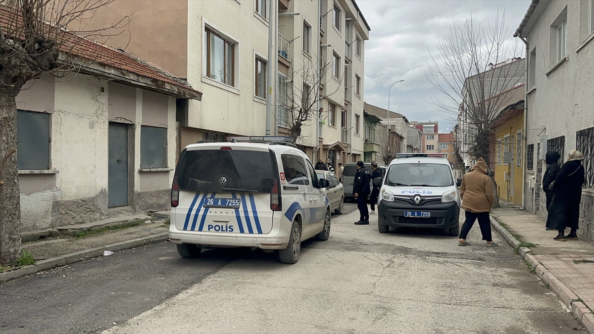 Eskişehir'in Odunpazarı ilçesinde üçüncü kattaki evlerinin penceresinden düşen 11 yaşındaki özel...