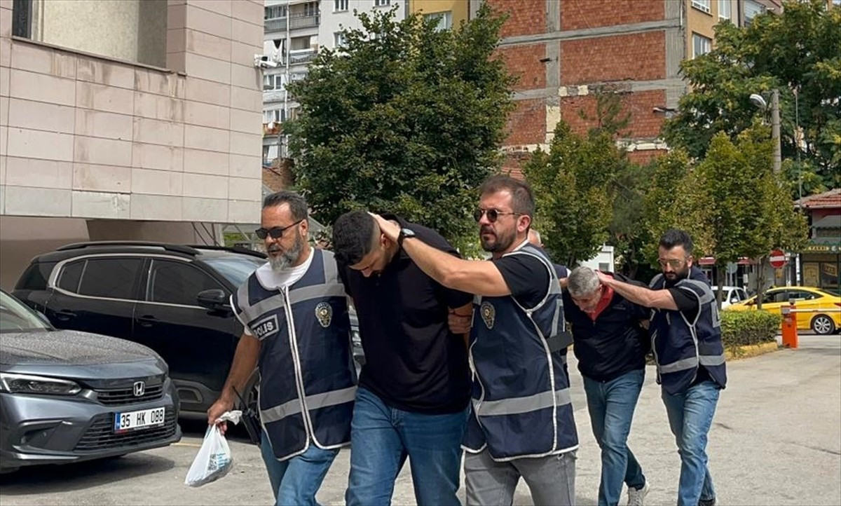 Eskişehir'in Odunpazarı ilçesinde, yol verdikleri ambulansı takip ettikten sonra 3 sağlık...