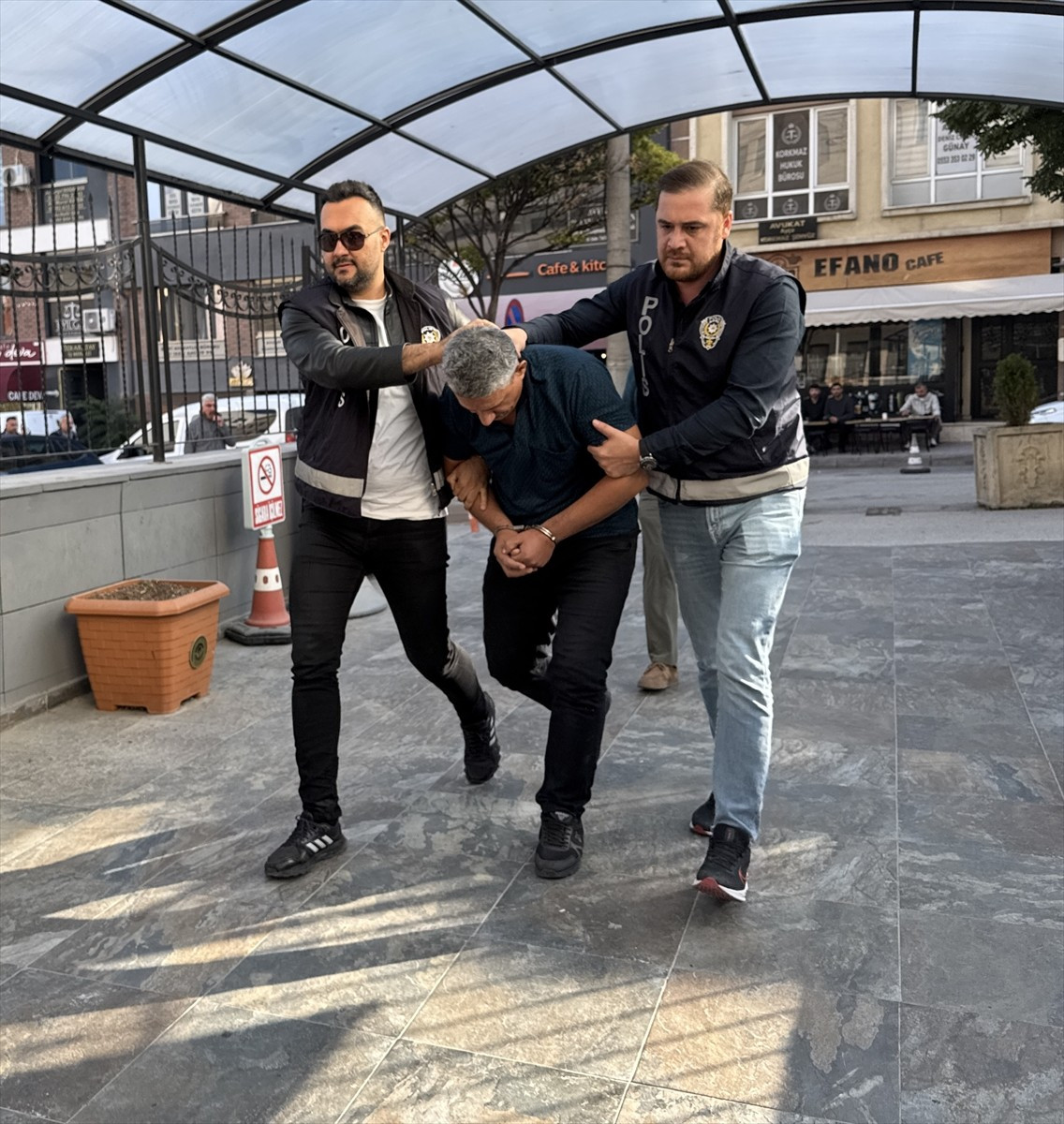 Eskişehir'in Odunpazarı ilçesindeki bir markette 5 yaşındaki çocuğunu darbettiği gerekçesiyle...