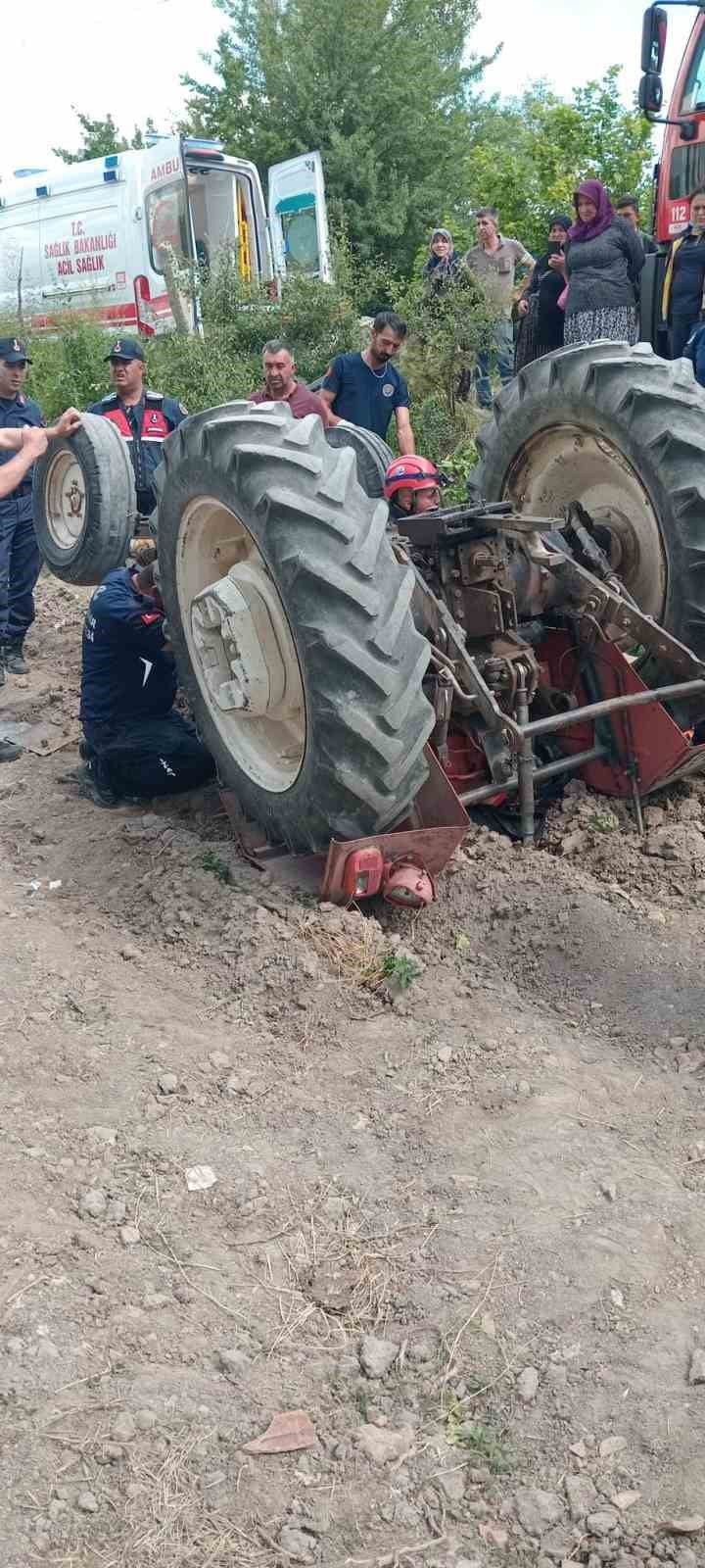 ESKİŞEHİR'İN SEYİTGAZİ İLÇESİNDE TERS DÖNEN KABİNSİZ TRAKTÖRÜN ALTINDA KALAN YAŞLI ADAM, GEÇİRDİĞİ...