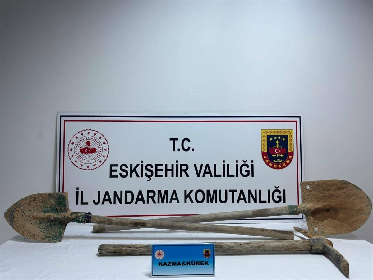 Eskişehir'in Sivrihisar ilçesinde, 2 zanlı kaçak kazı yaparken yakalandı. Kazı malzemelerine el...