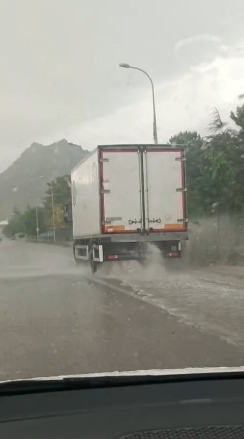 ESKİŞEHİR'İN SİVRİHİSAR İLÇESİNDE ETKİSİNİ GÖSTEREN SAĞANAK YAĞIŞ SEBEBİYLE SÜRÜCÜLER YOLLARDA...
