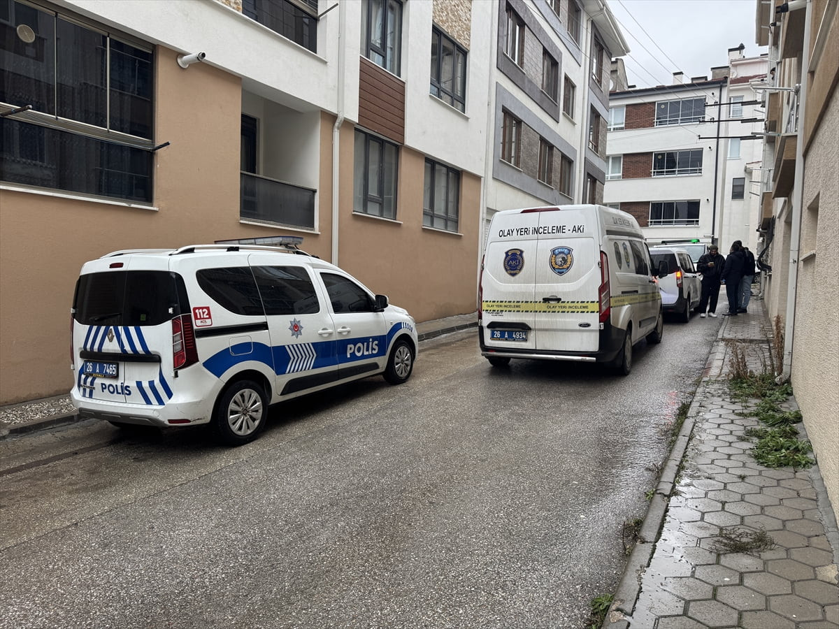 Eskişehir'in Tepebaşı ilçesinde 27 yaşındaki genç, evinde ölü bulundu.