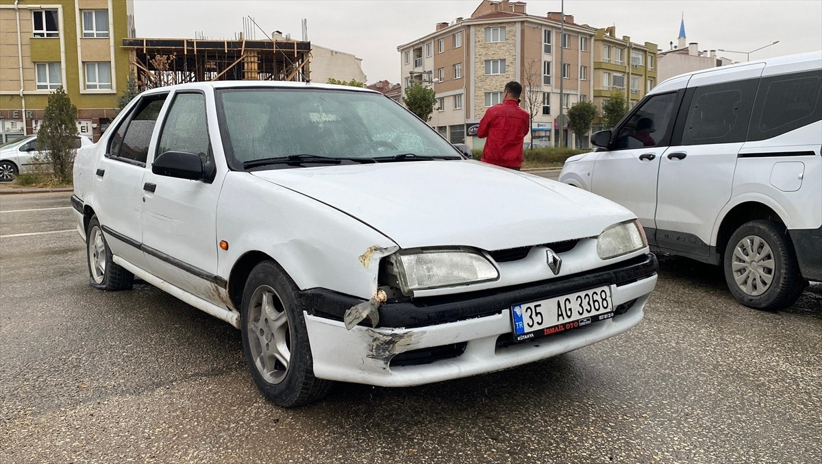 Eskişehir'in Tepebaşı ilçesinde, anahtarı üzerinde unutulan otomobili çalan şüpheli, polis...