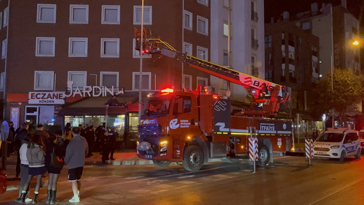 Eskişehir'in Tepebaşı ilçesinde bir apartmanın ikinci katından düştükten sonra kafe tentesinde...