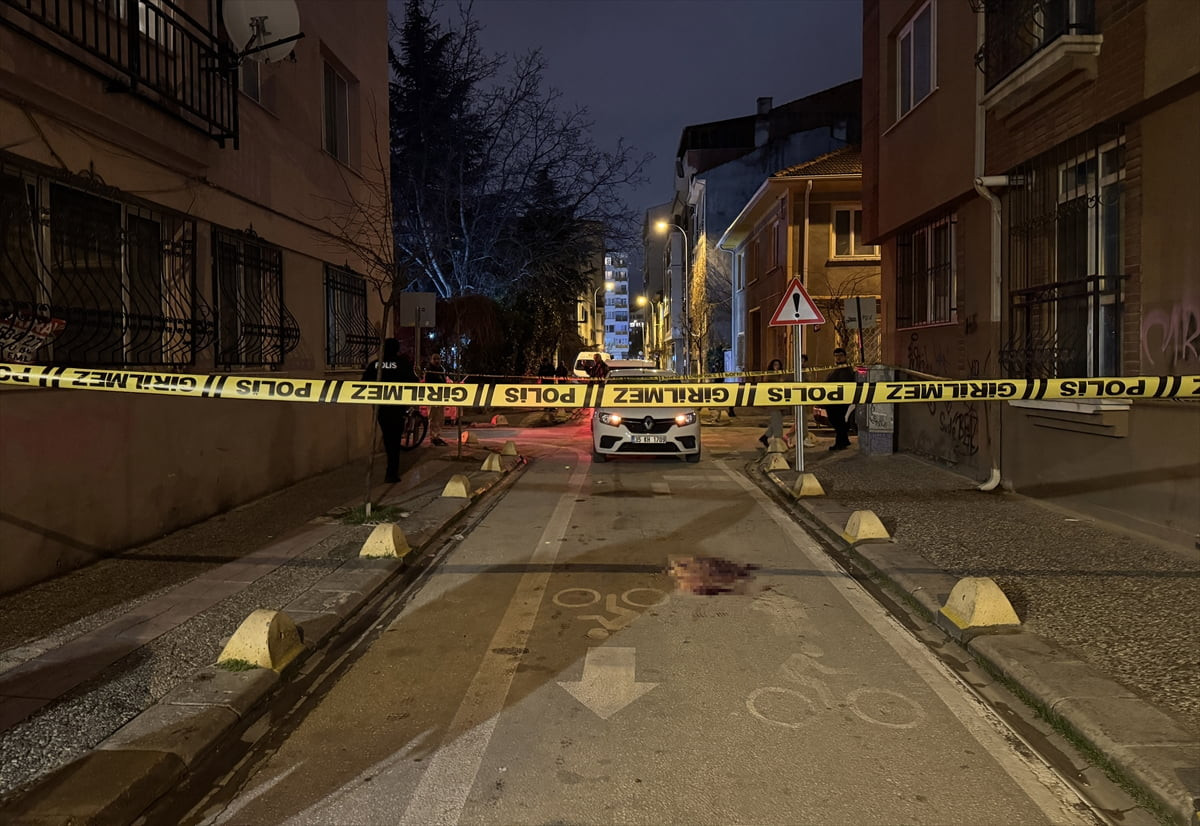 Eskişehir'in Tepebaşı ilçesinde çıkan bıçaklı kavgada 1 kişi ağır yaralandı. Ekipler olay yerinde...