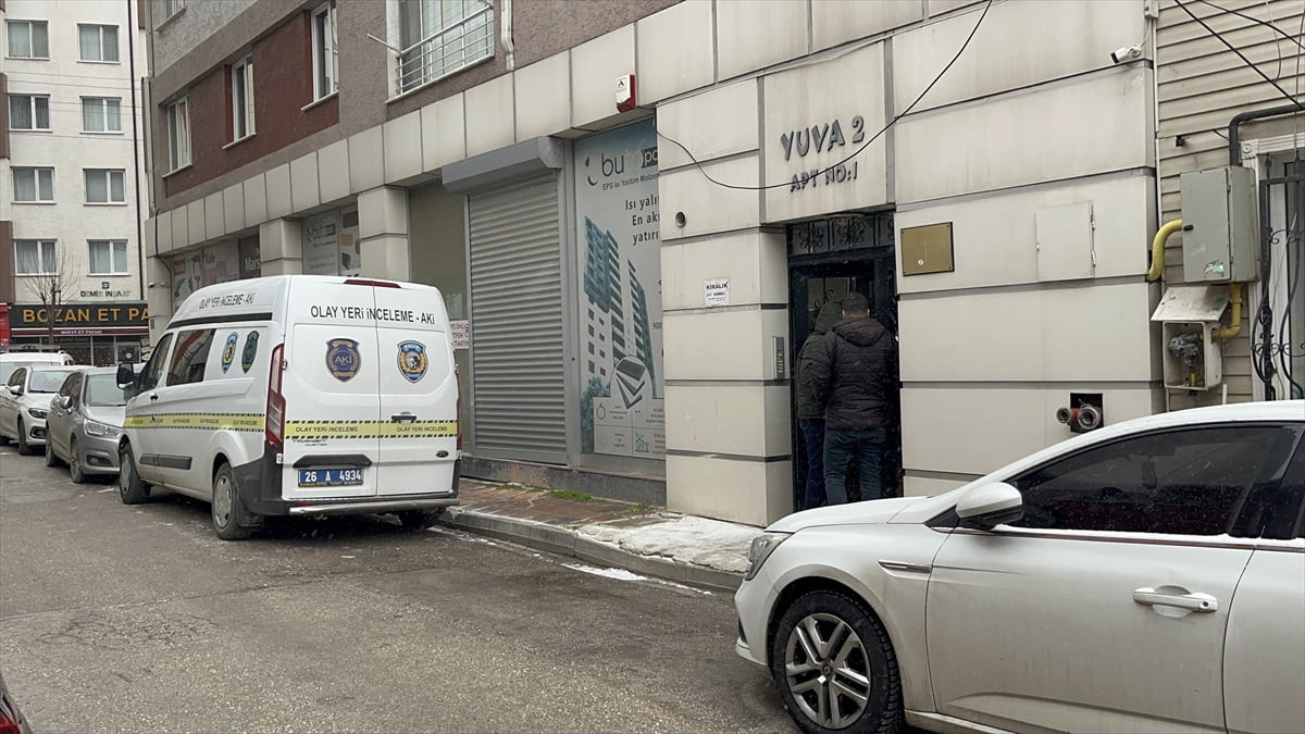 Eskişehir'in Tepebaşı ilçesinde evinin balkonundan düşerek yaralanan kişinin evinde, eşinin cansız...