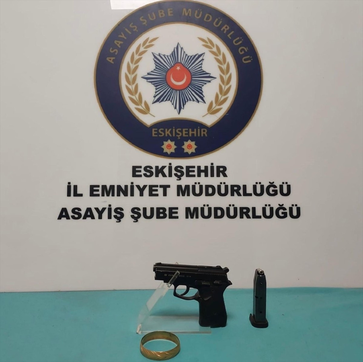 Eskişehir'in Tepebaşı ilçesinde, iki yaşlının altın bileziğini gasbettikleri iddiasıyla gözaltına...