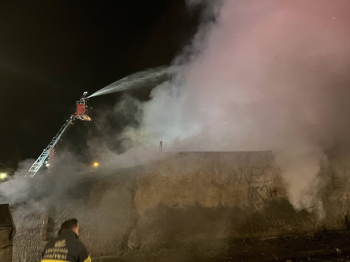 Eskişehir'in Tepebaşı ilçesinde marangozhanede çıkan yangın itfaiye ekiplerince...