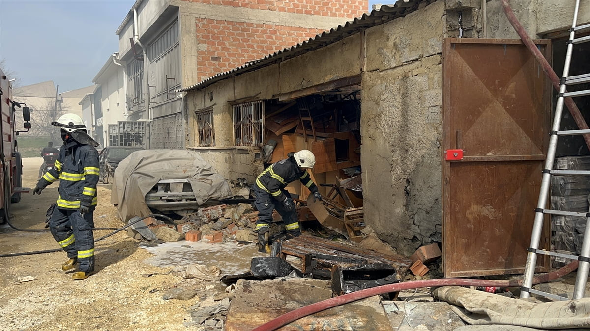 Eskişehir'in Tepebaşı ilçesinde mobilya atölyesinin deposunda çıkan yangın, itfaiye ekiplerinin...