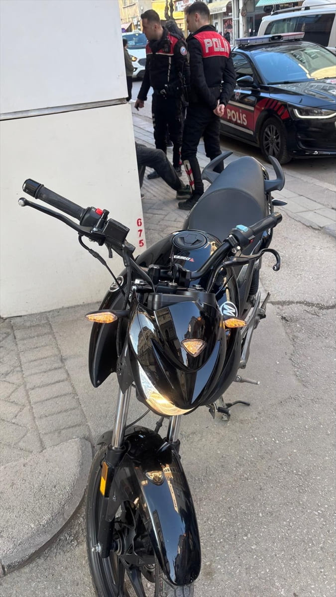 Eskişehir'in Tepebaşı ilçesinde polis ekiplerinin "dur" ihtarına uymayan ve kovalamaca sonucu...