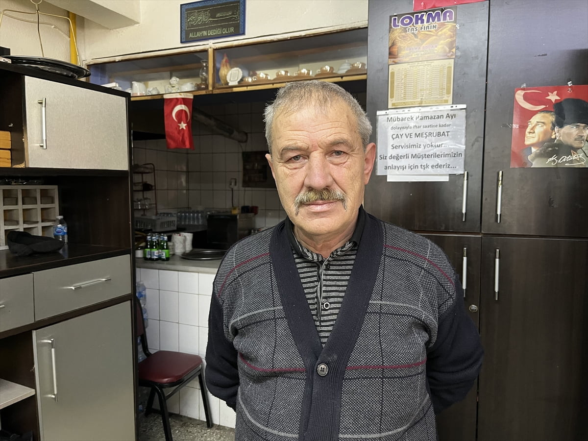 Eskişehir'in Tepebaşı ilçesinde yaklaşık 33 yıldır hizmet veren bir kıraathanede, ramazan ayında...