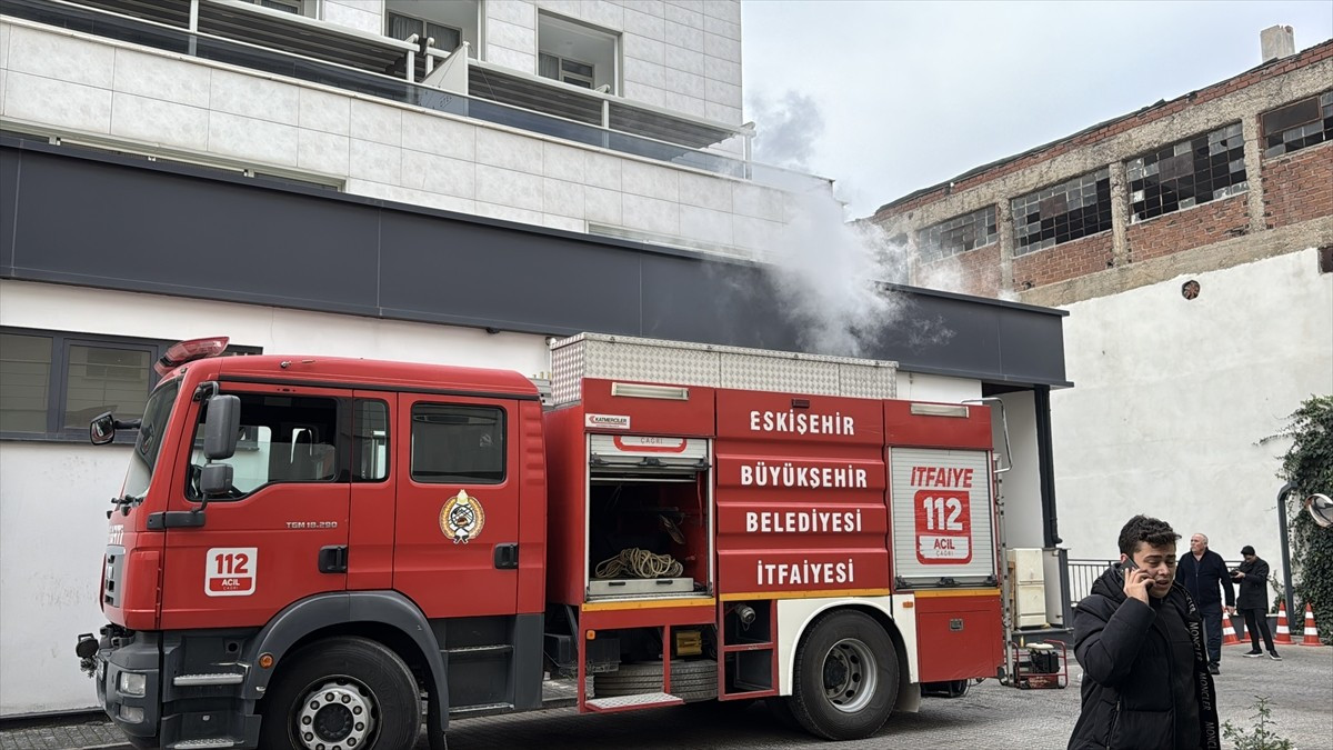 Eskişehir'in Tepebaşı ilçesindeki bir işletmenin mutfağında çıkan yangın, itfaiye ekiplerinin...